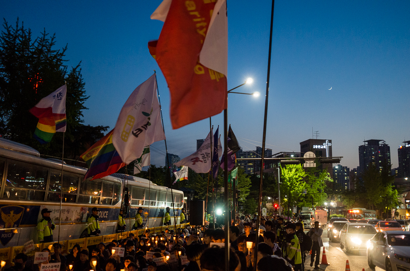 이달의 사진 - 국방부 앞 촛불문화제에서 무지개 깃발이 휘날리고 있다.