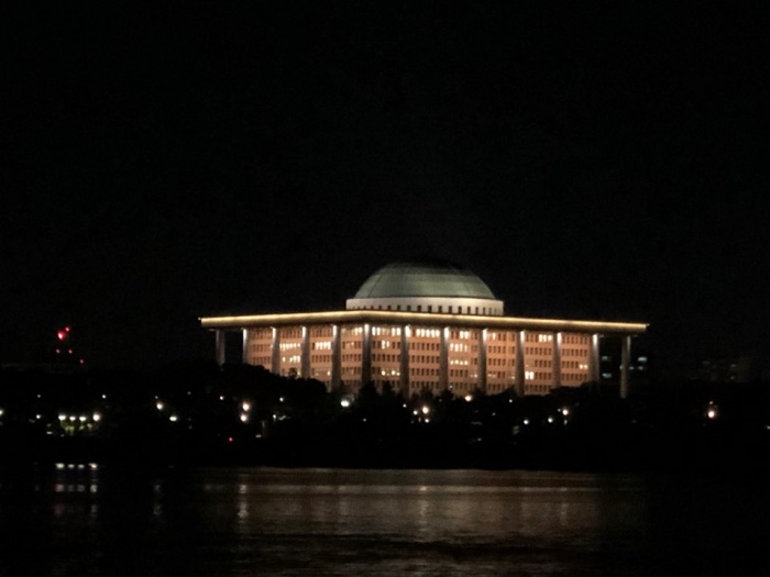 어둠 속의 국회의사당.