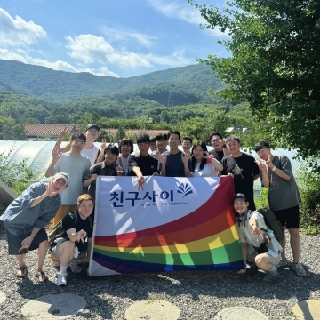 [193호][이달의 사진] 친구 사이의 사람들